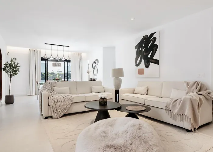 Luxurious Acebo 4 Bed, 4 Bath, Private Pool