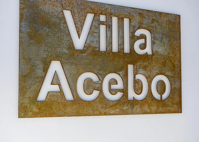 Luxurious Acebo 4 Bed, 4 Bath, Private Pool וילה